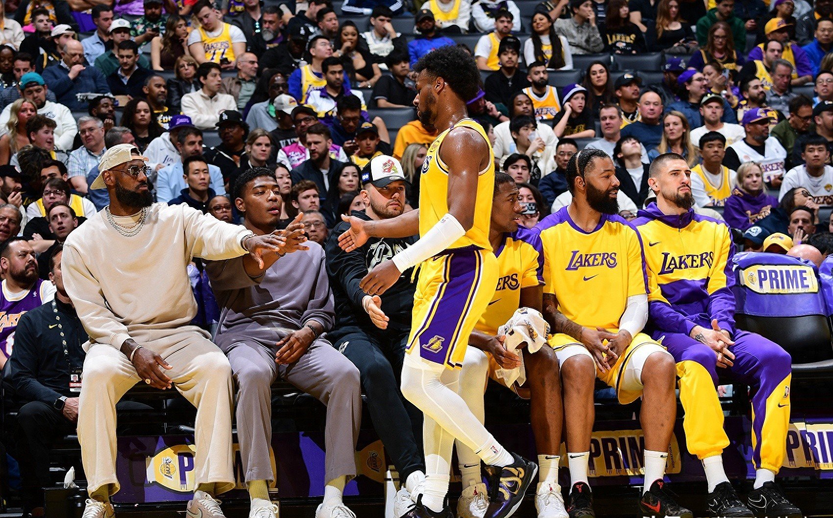 NBA新赛季开幕战激情进行,众球星亮相的简单介绍 NBA新赛季开幕战激情进行,众球星亮相的简单介绍