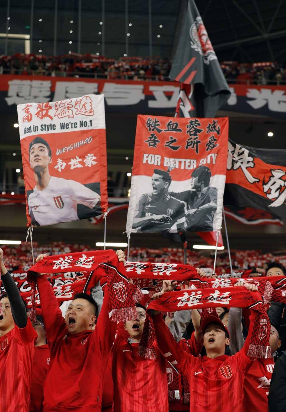 足球赛场冠军诞生,球员欢欣鼓舞 足球赛场冠军诞生,球员欢欣鼓舞