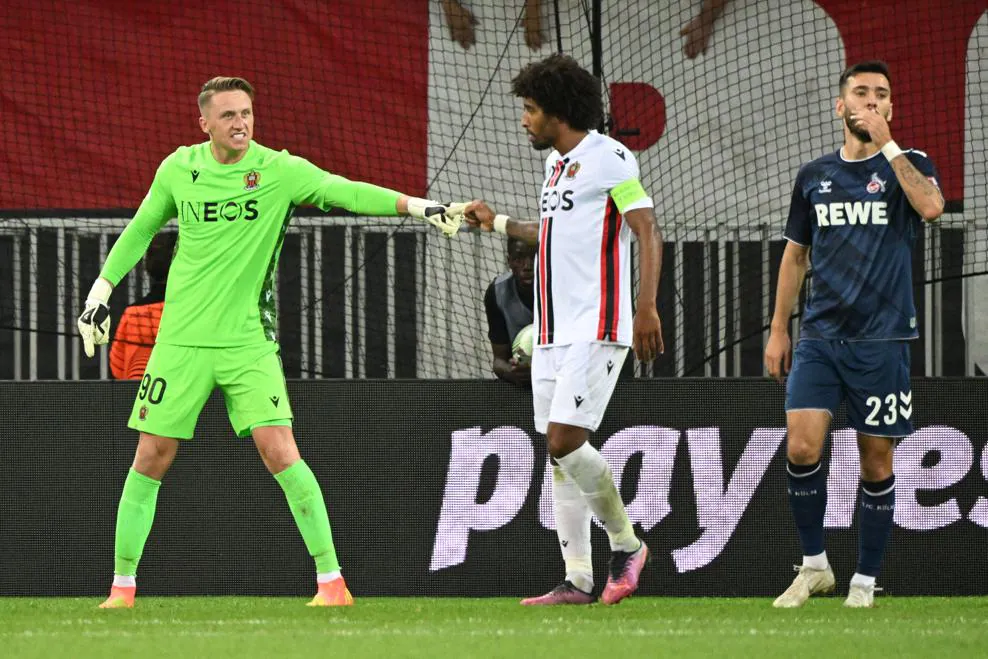 捷克科隆球员积极拼搏，带领团队取得胜利的简单介绍