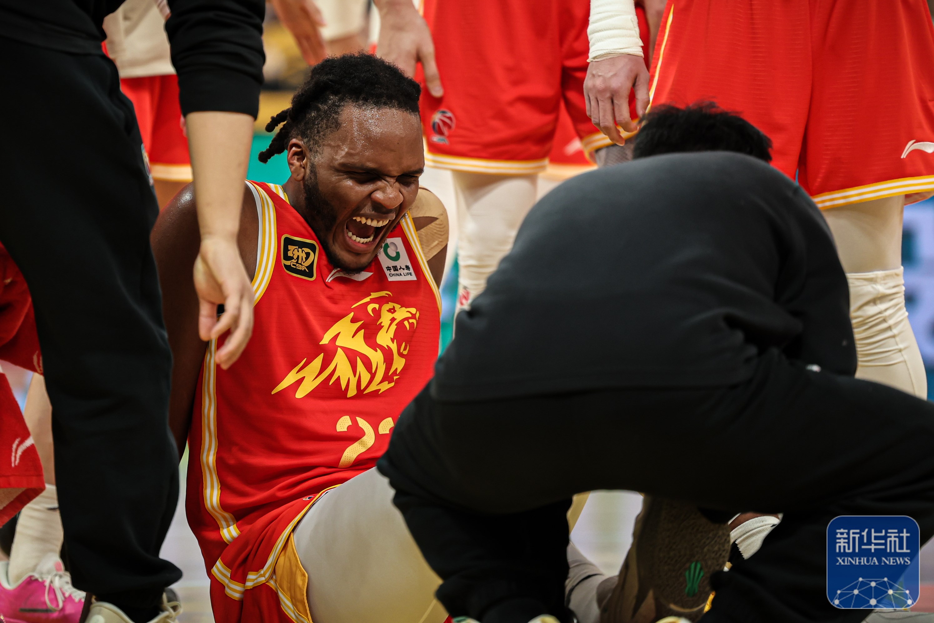 激烈对决上演，瞬间感动亿万球迷