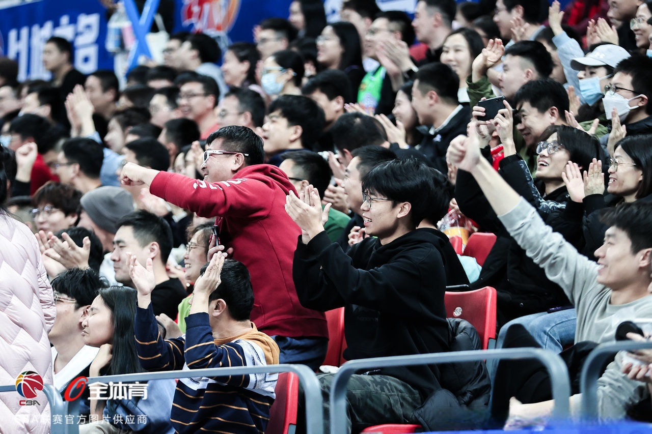 激烈对决上演，瞬间感动亿万球迷